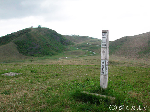 板場の台（大噴火口北高台）より寒風山山頂を望む　2011年5月下旬