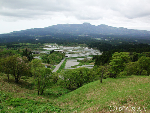 男鹿三山（右から真山、本山、毛無山）　2011年5月下旬