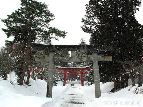 弘前市　雪舞う岩木山神社　2011年3月