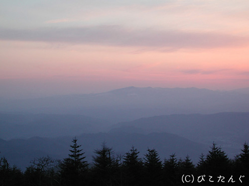 折爪岳山頂より夕暮れを望む　2011年4月中旬